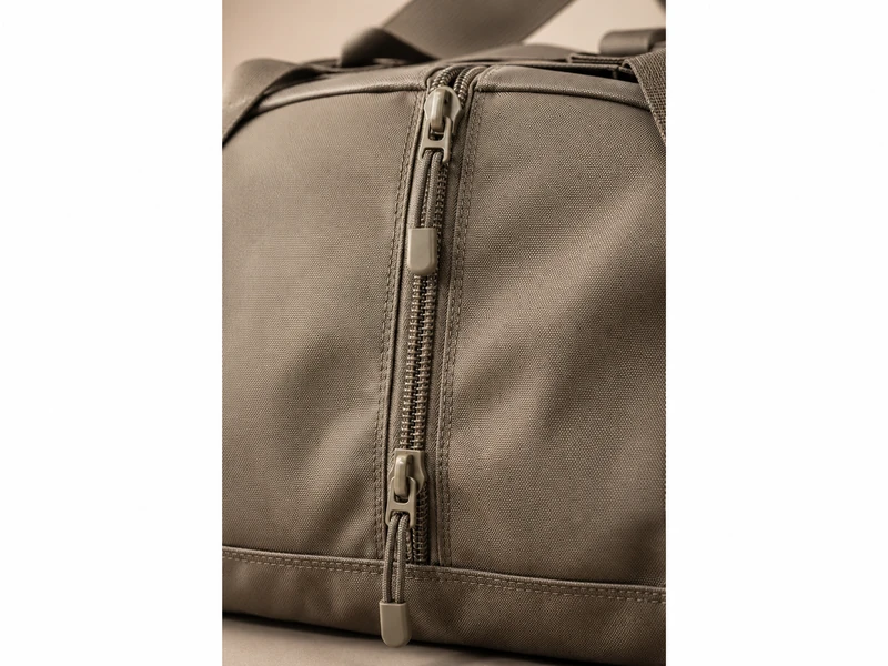 Two-way zipper with two pullers on a bag